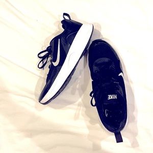 Nike Womens Size 9 Sneakers, Black & White: Light Wear